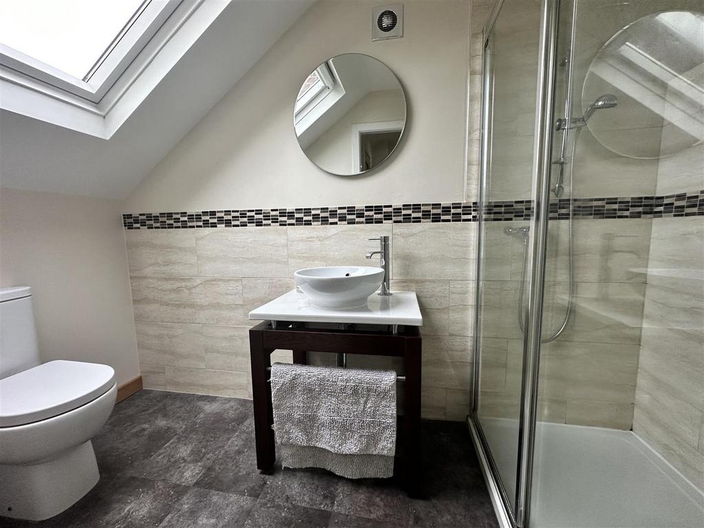 En suite shower room/wc