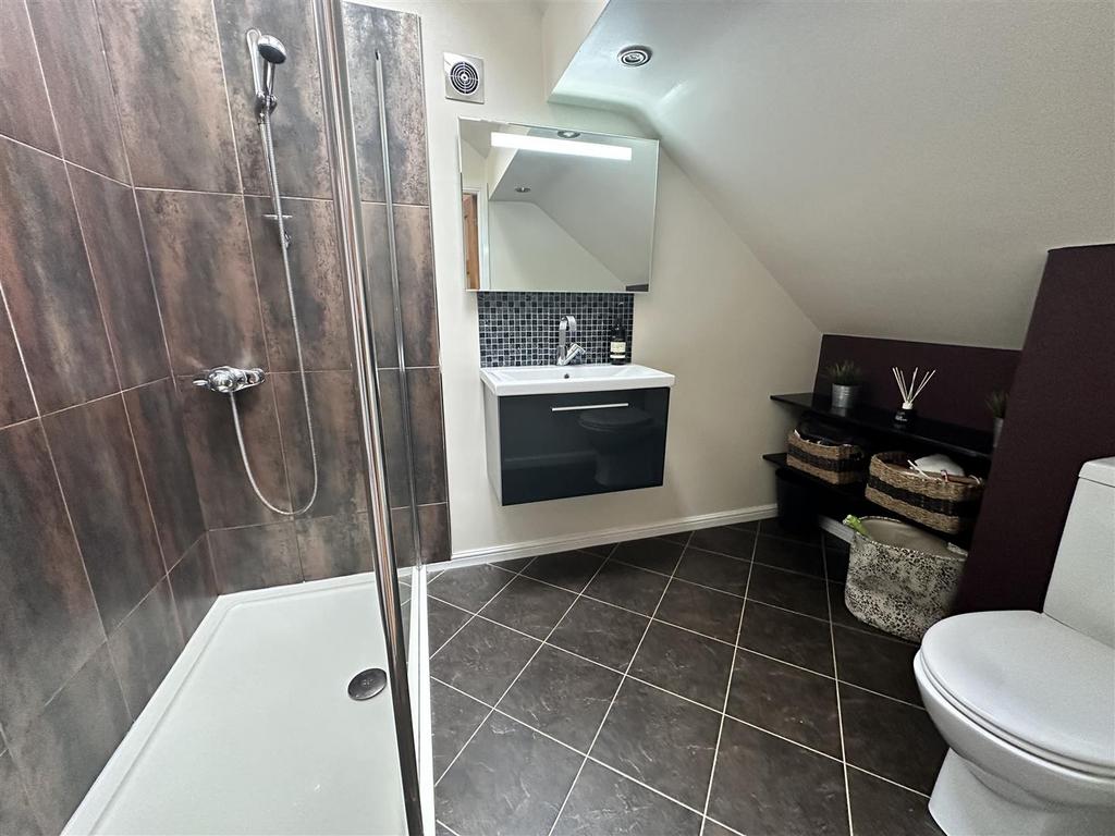 En suite shower room/wc