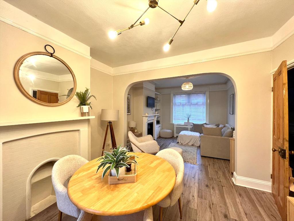 Thirlestane Road, Far Cotton... 3 bed terraced house £995 pcm (£230 pw)