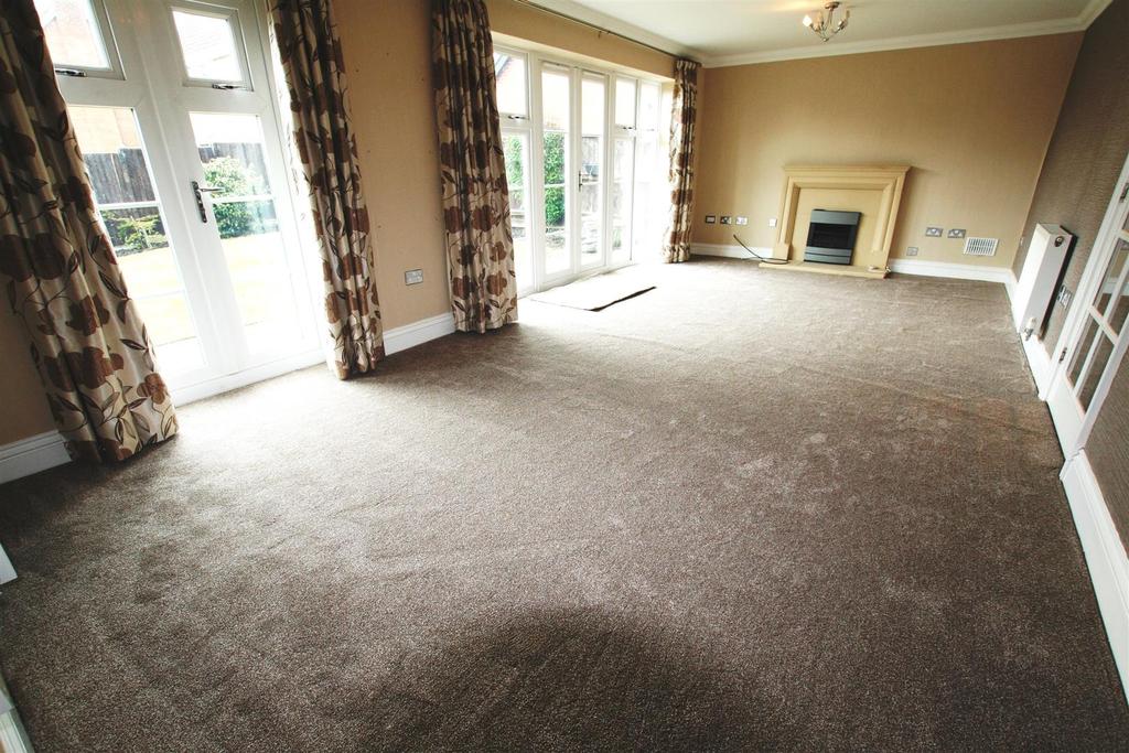 2 Coley Close Fernhill Heath WR3 7WF 3 bed house £1,400 pcm (£323 pw)