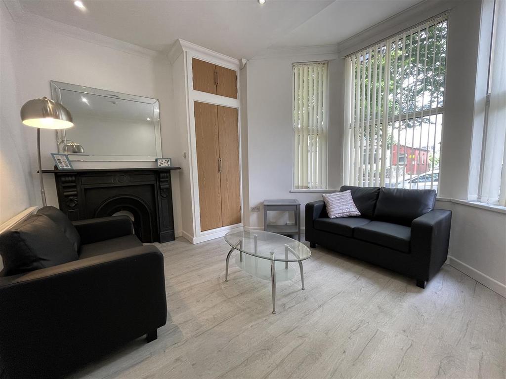 Richmond Road, Cardiff 2 bed flat £950 pcm (£219 pw)