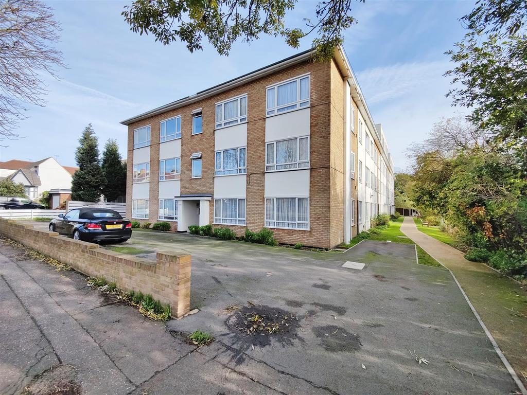 Southbourne Grove, WestcliffOnSea 2 bed house £1,050 pcm (£242 pw)