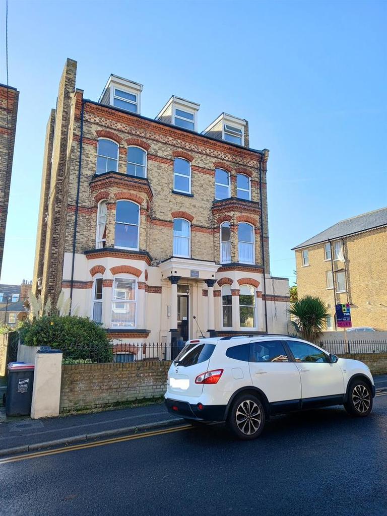 Granville Road, Broadstairs 2 bed flat £995 pcm (£230 pw)