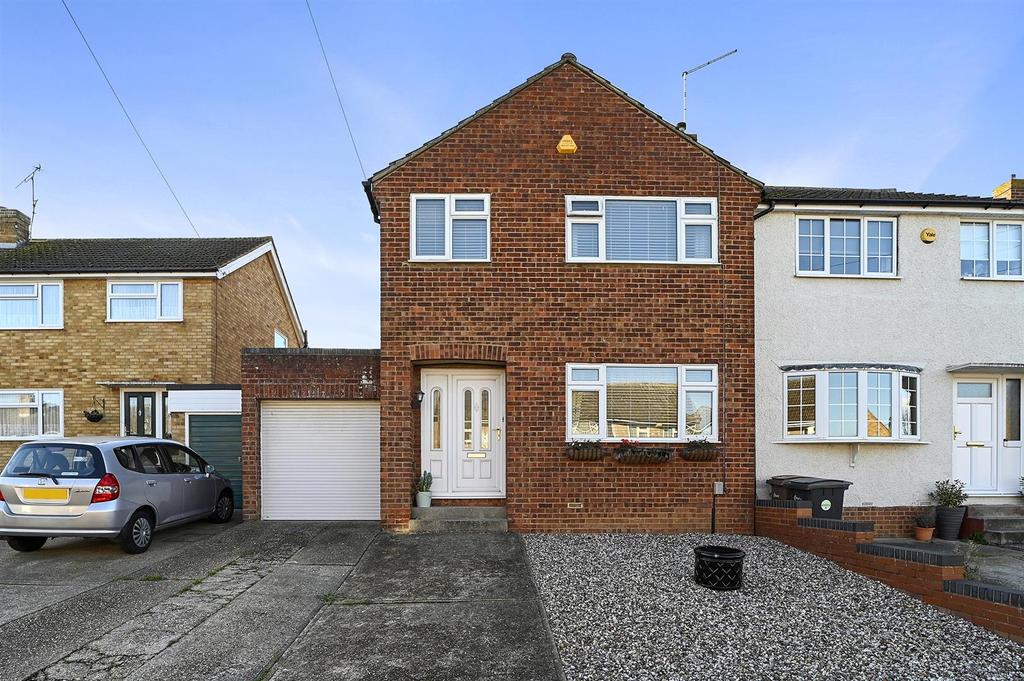 Magnolia Close, Chelmsford 3 bed end of terrace house for sale £410,000