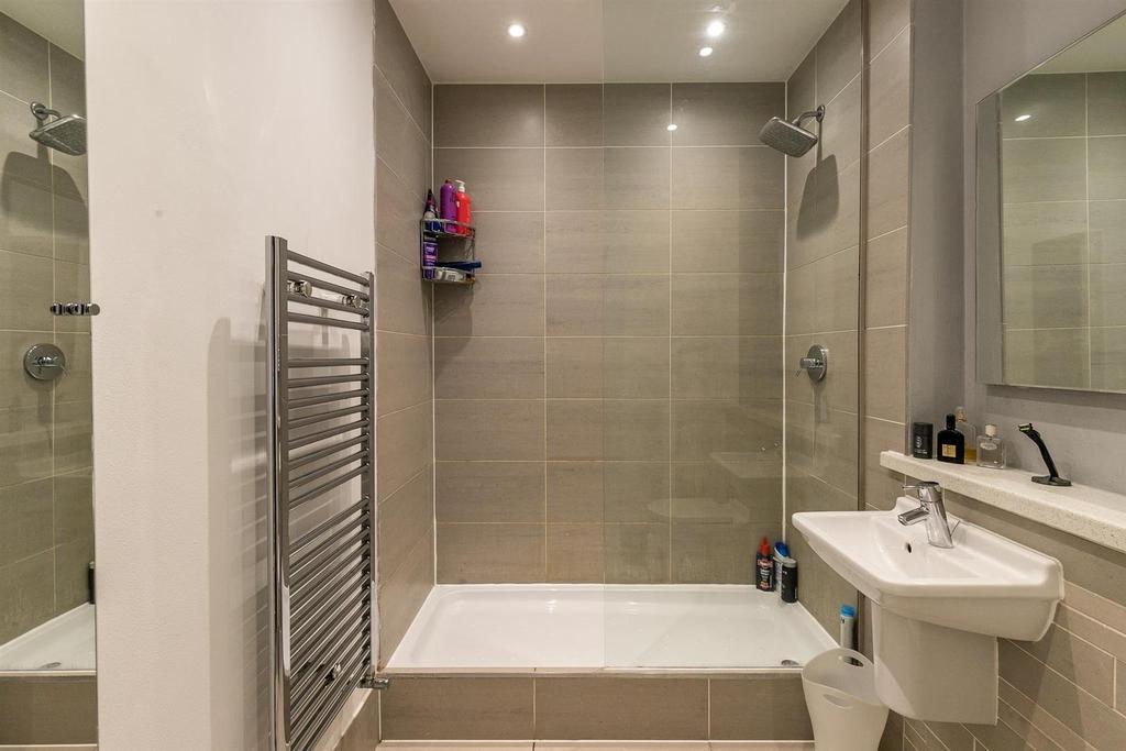 En-Suite (Master Bedroom)