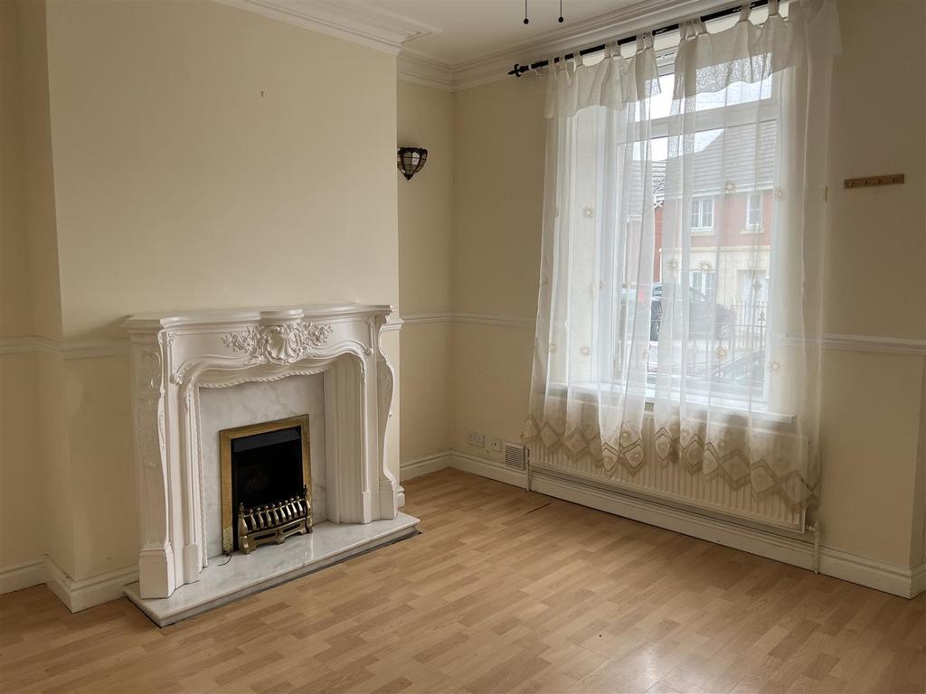 Hoyle Mill Road, Barnsley 2 bed end of terrace house £550 pcm (£127 pw)