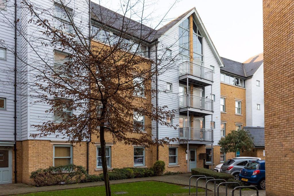 Bingley Court, Canterbury 3 bed flat £1,733 pcm (£400 pw)