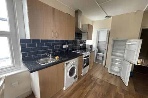 Studio to rent, Layton Road, Hounslow TW3