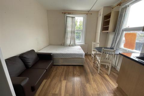 Studio to rent, Layton Road, Hounslow TW3