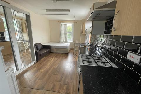 Studio to rent, Layton Road, Hounslow TW3