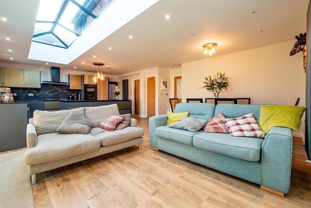 Willoughby Close, Sale 4 bed detached house £725,000