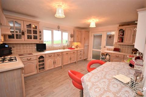 2 bedroom detached bungalow for sale - The Glade, Wroxall, PO38 3QA