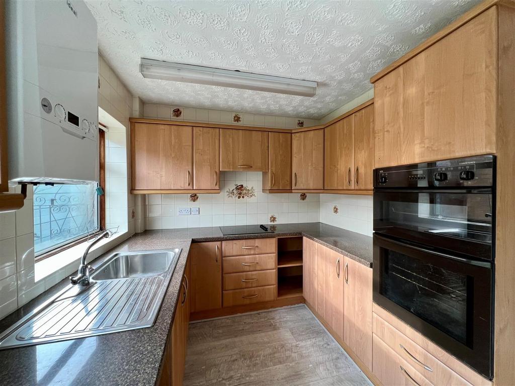 Rugby Road, Wollaston, DY8 4RJ 3 bed semidetached house £230,000