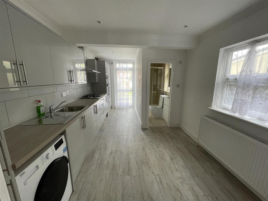 Bulstrode Road, Hounslow TW3 4 bed end of terrace house £2,400 pcm (£