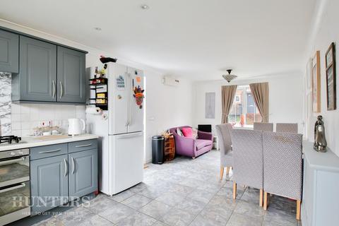 3 Mollis Grove, Oldham, OL1 4TN