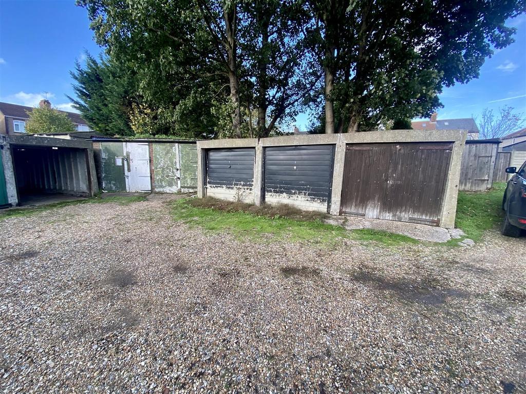 Stockingstone Road, Luton Garage £30,000