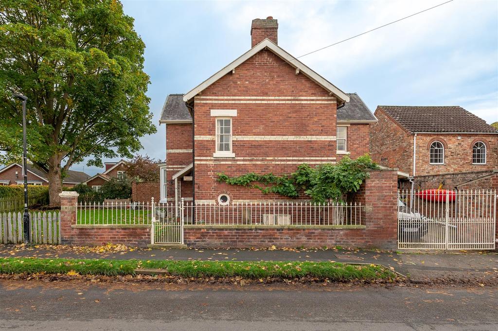 Poppleton Lodge, Millfield Lane, Nether Poppleton, York, YO26 6HR 4 bed