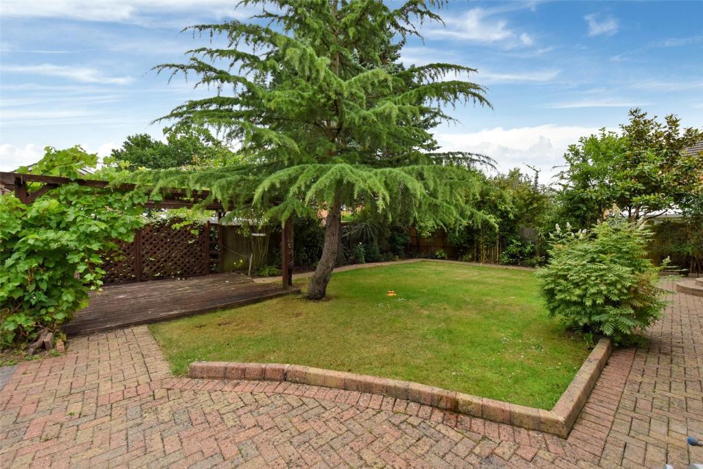 48 Illingworth Road, Windsor, SL4 5 bed detached house £3,000 pcm (£
