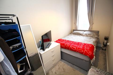 3 bedroom flat to rent, Maxwell Road, Pollockshields, Glasgow, G41
