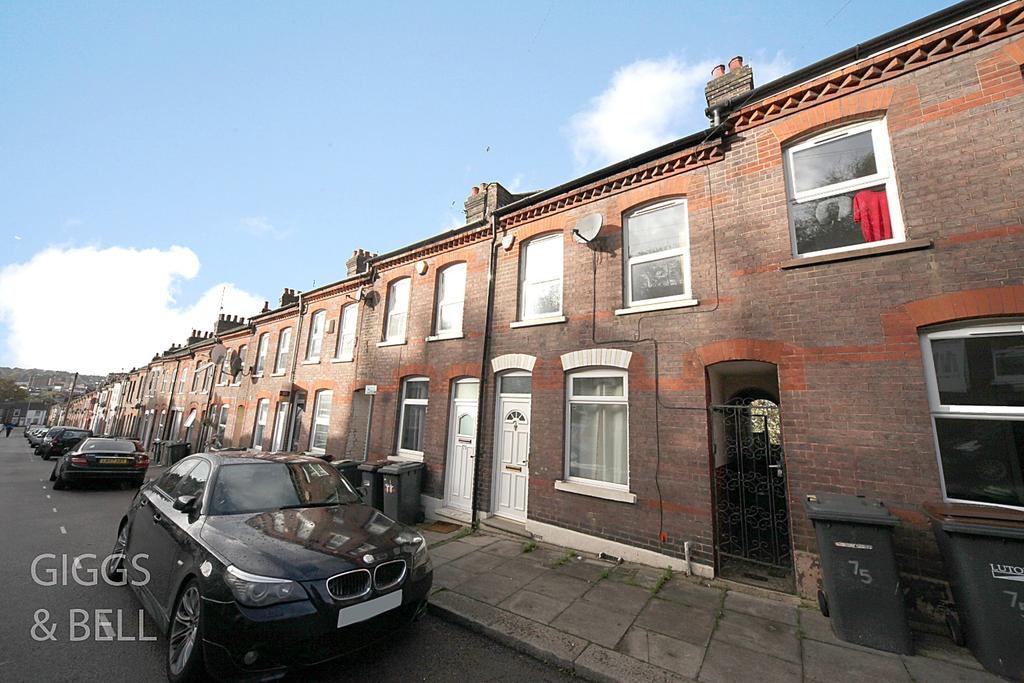 Hartley Road, Luton, Bedfordshire, LU2 2 bed terraced house £250,000