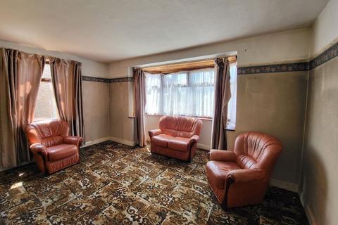 3 bedroom flat for sale - 2 Esher Avenue, Romford, Essex, RM7 9EA