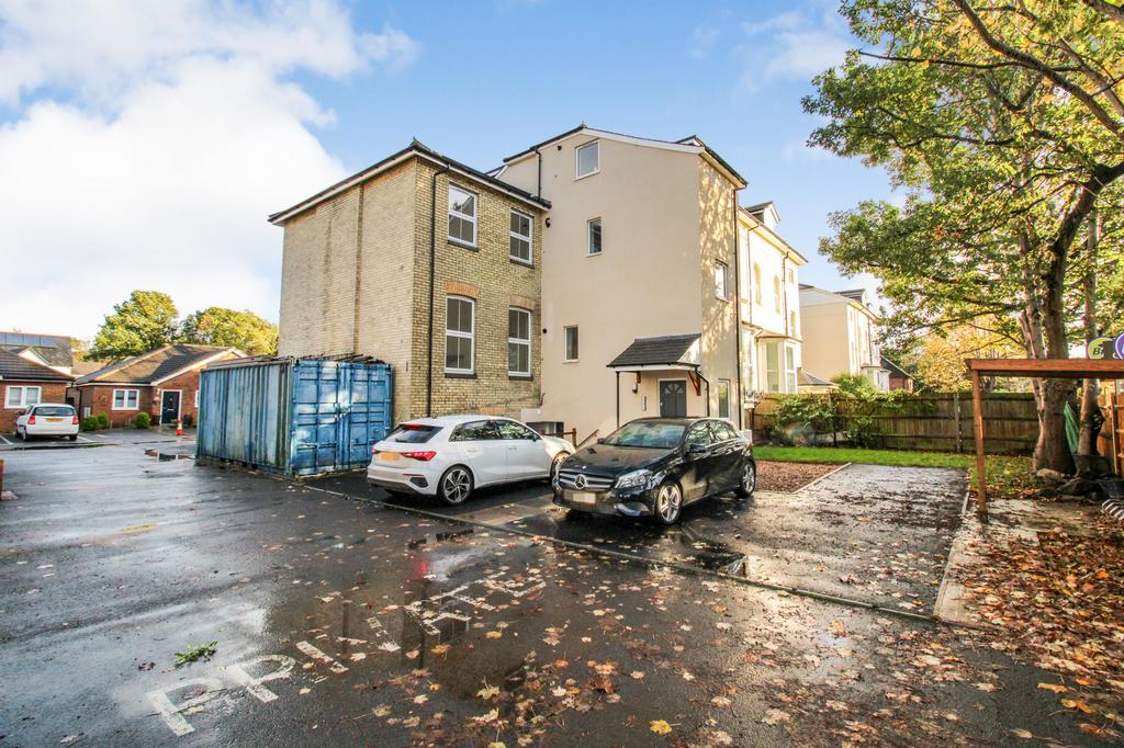 Alexandra Road, Farnborough, GU14 2 bed apartment £1,100 pcm (£254 pw)