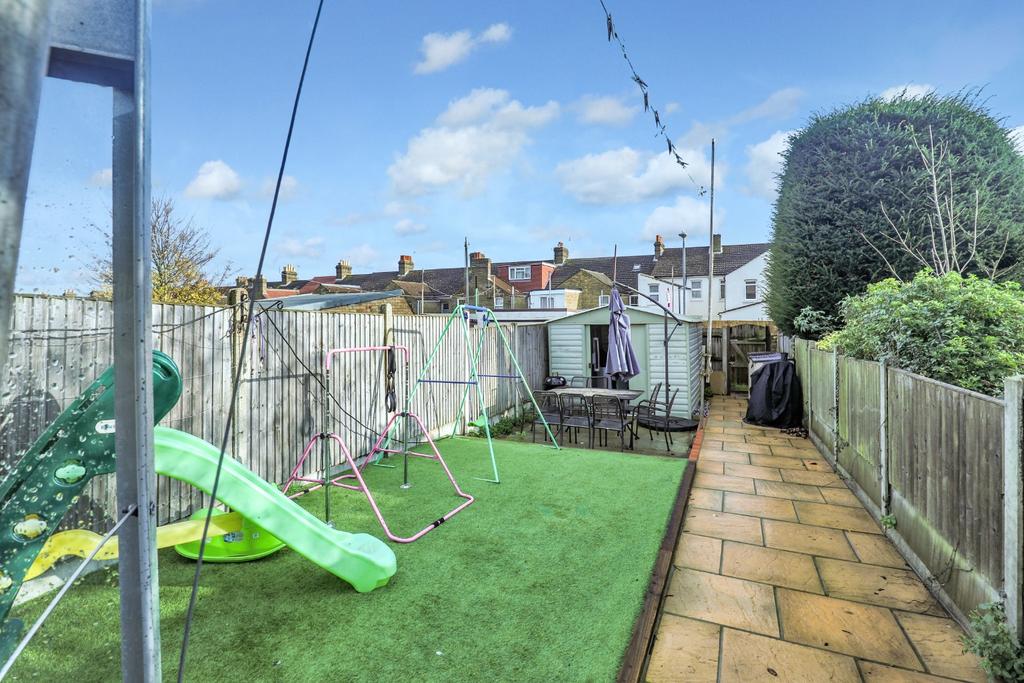 Burley Road, Sittingbourne, Kent, ME10 3 bed end of terrace house £