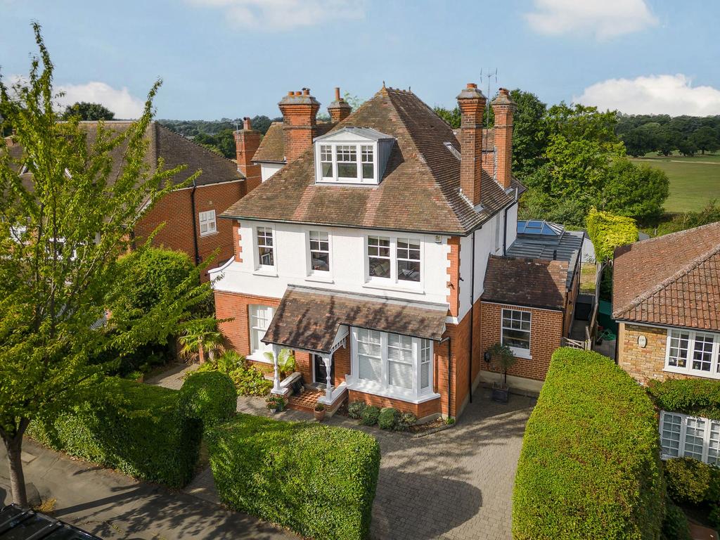 Gordon Road, Claygate, KT10 5 bed detached house £2,100,000