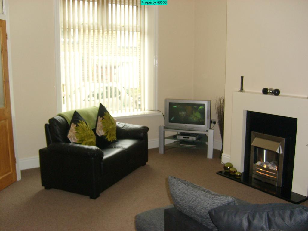 Berriedale Road, Nelson, BB9 8AZ 2 bed terraced house £520 pcm (£120 pw)