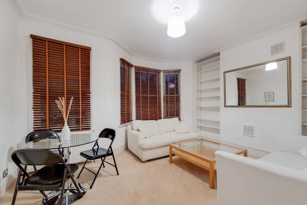 Stephendale Road, Sands End, London, SW6 2 bed flat £2,100 pcm (£485 pw)