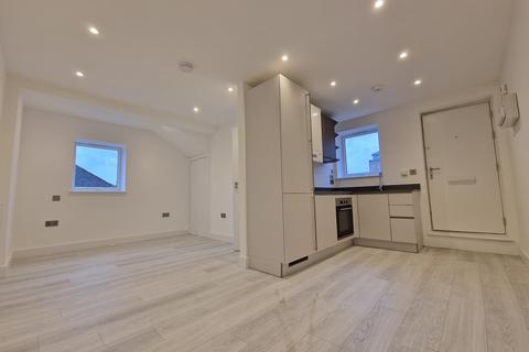 Studio to rent, Sussex Place, New Malden KT3