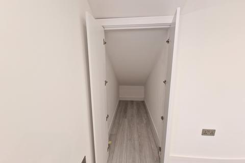 Studio to rent, Sussex Place, New Malden KT3