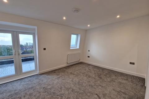 3 bedroom flat to rent, Sussex Place, New Malden KT3