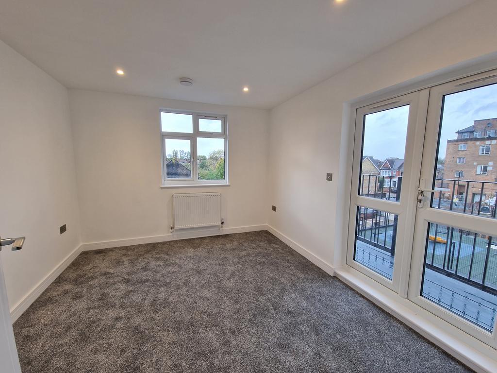Apartment in New Malden - More