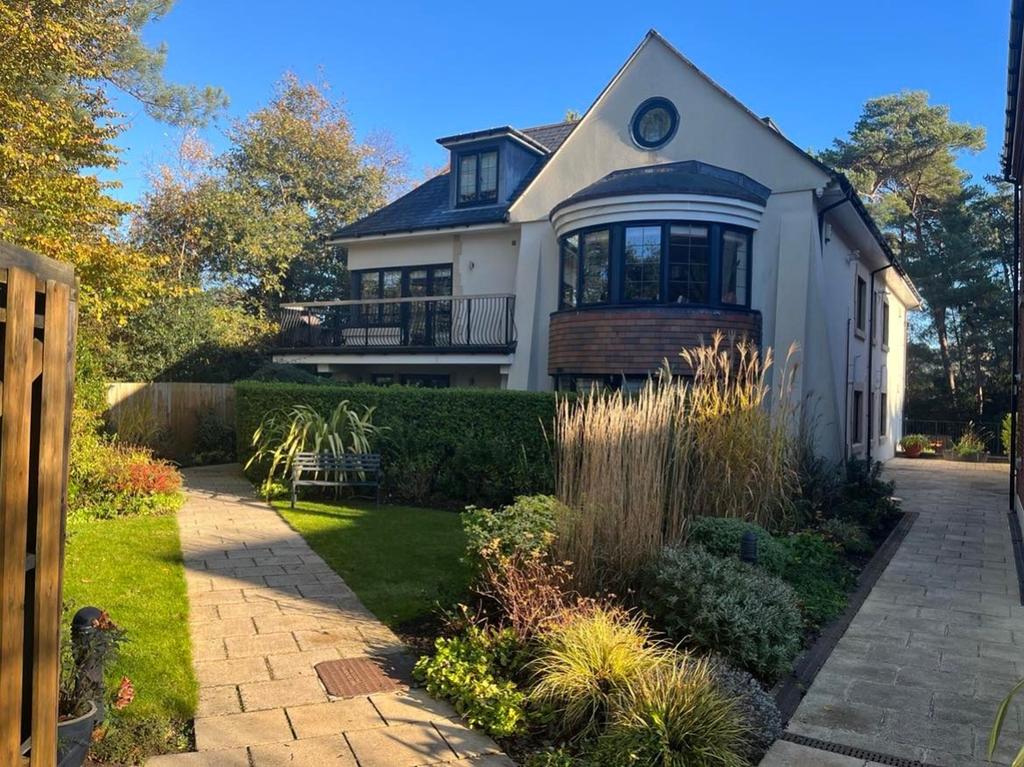 Dornoch, 8 Compton Avenue, Canford... 2 bed apartment £1,475 pcm (£
