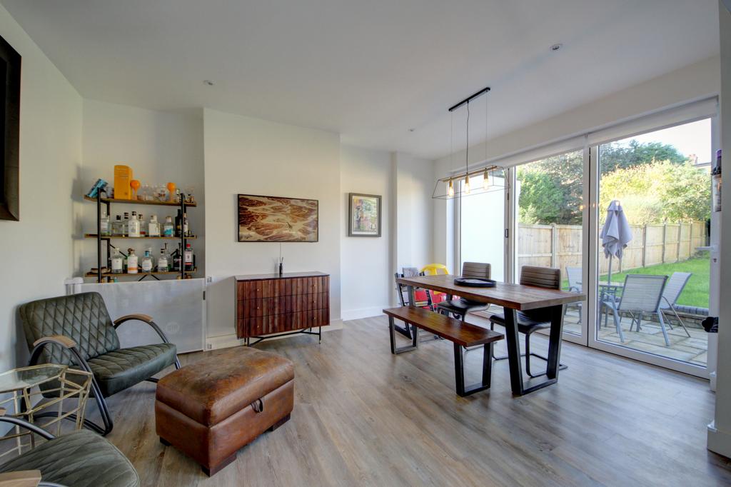 Drayton Gardens, N21 4 bed semidetached house £3,000 pcm (£692 pw)