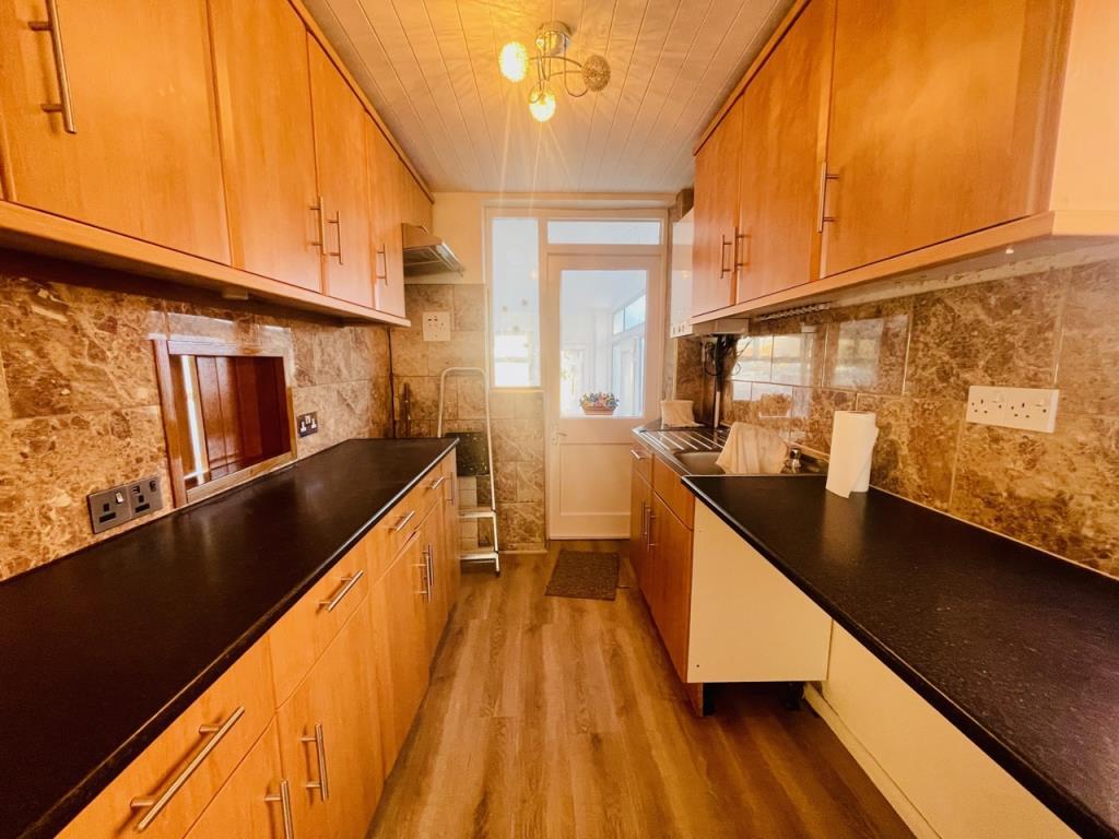 Sinclair Avenue, Banbury, OX16 3 bed end of terrace house £1,500 pcm