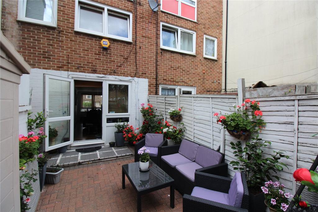 Bradwell Avenue, RM10 3 bed ground floor flat £1,650 pcm (£381 pw)