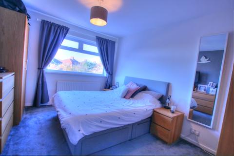 3 bedroom semi-detached house for sale - Middlegate, West Denton, Newcastle upon Tyne, NE5