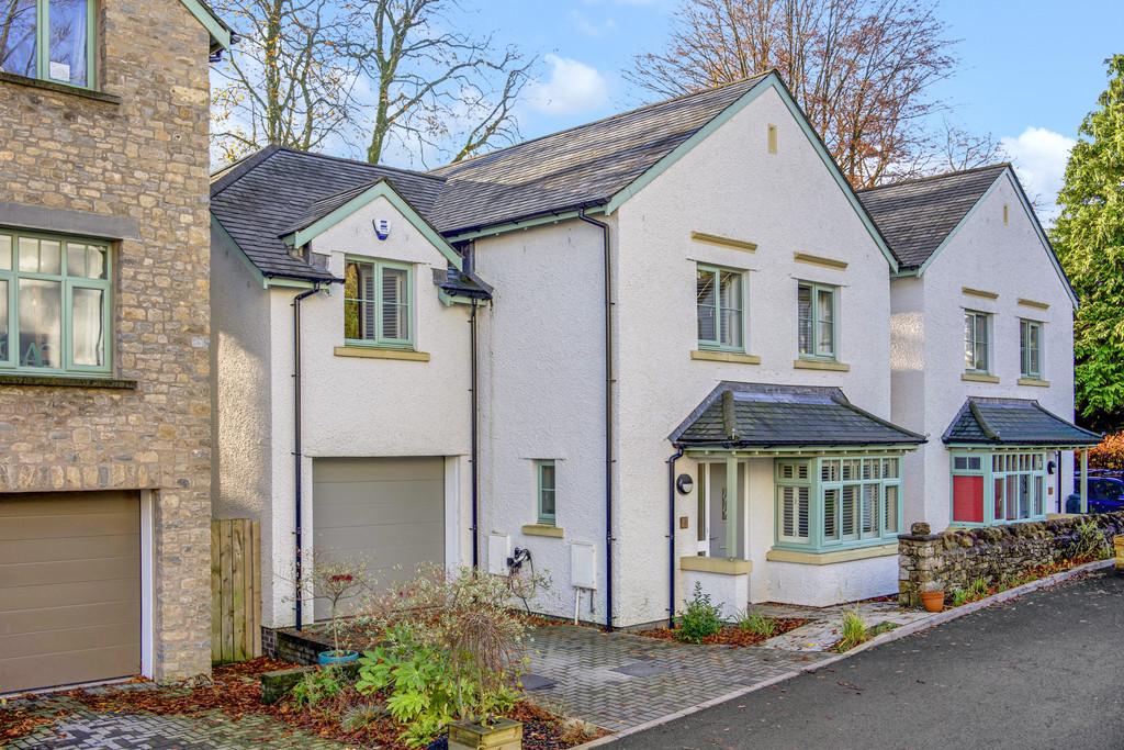 4 Tenterfield, Kendal, Cumbria, LA9 5EA 5 bed detached house for sale