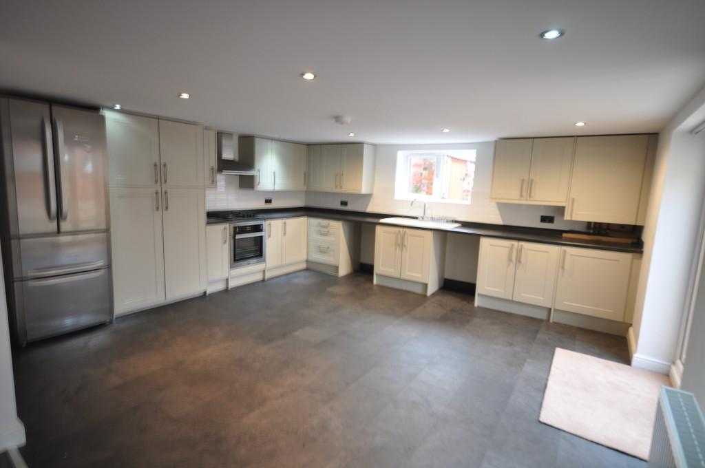 High Street, Hatfield, Doncaster 4 bed detached house £975 pcm (£225 pw)