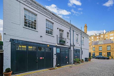 3 bedroom mews to rent, Queen's Gate Place Mews, SW7