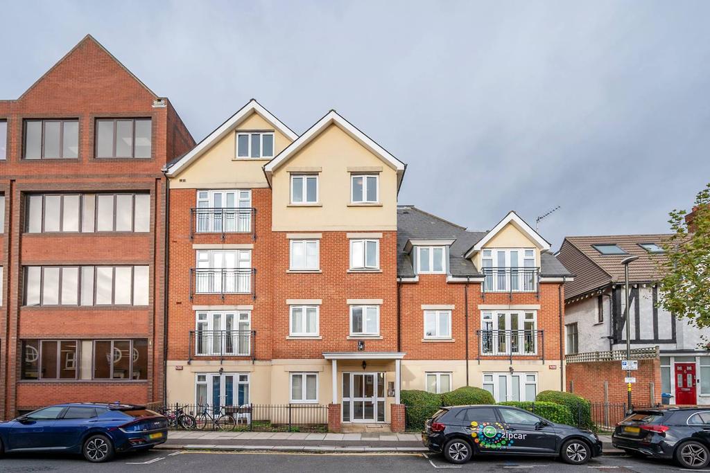 Compton Road, Wimbledon, London, SW19 2 bed flat £3,467 pcm (£800 pw)