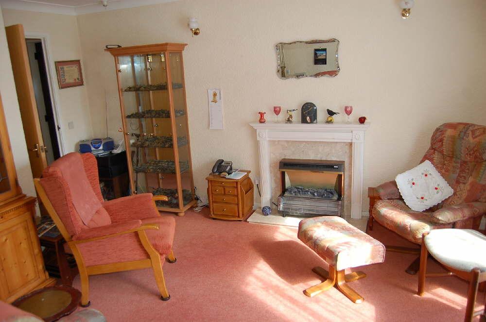 Pumphreys Road, Charlton Kings... 2 bed apartment £700 pcm (£162 pw)