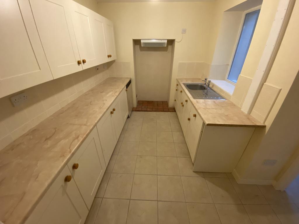 Kitchen (second angle)