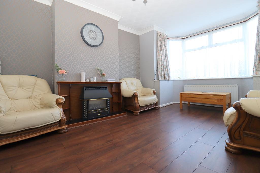 Neville Road, Limbury, Luton, LU3 2JJ 3 bed semidetached house £350,000