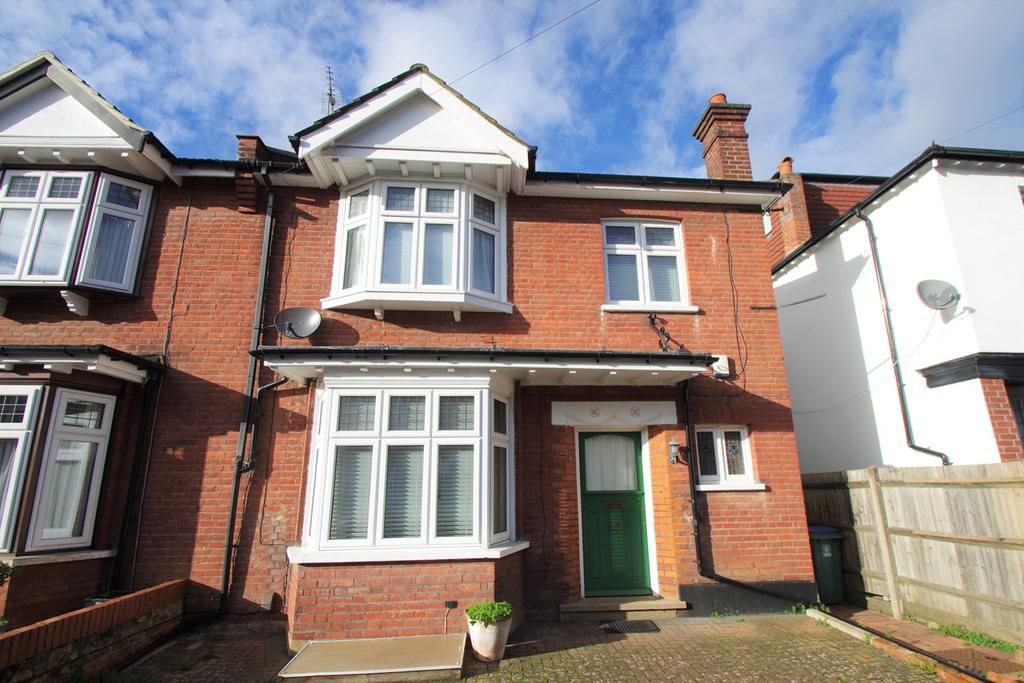 Mildred Avenue, Watford, WD18 4 bed semidetached house £2,250 pcm (£
