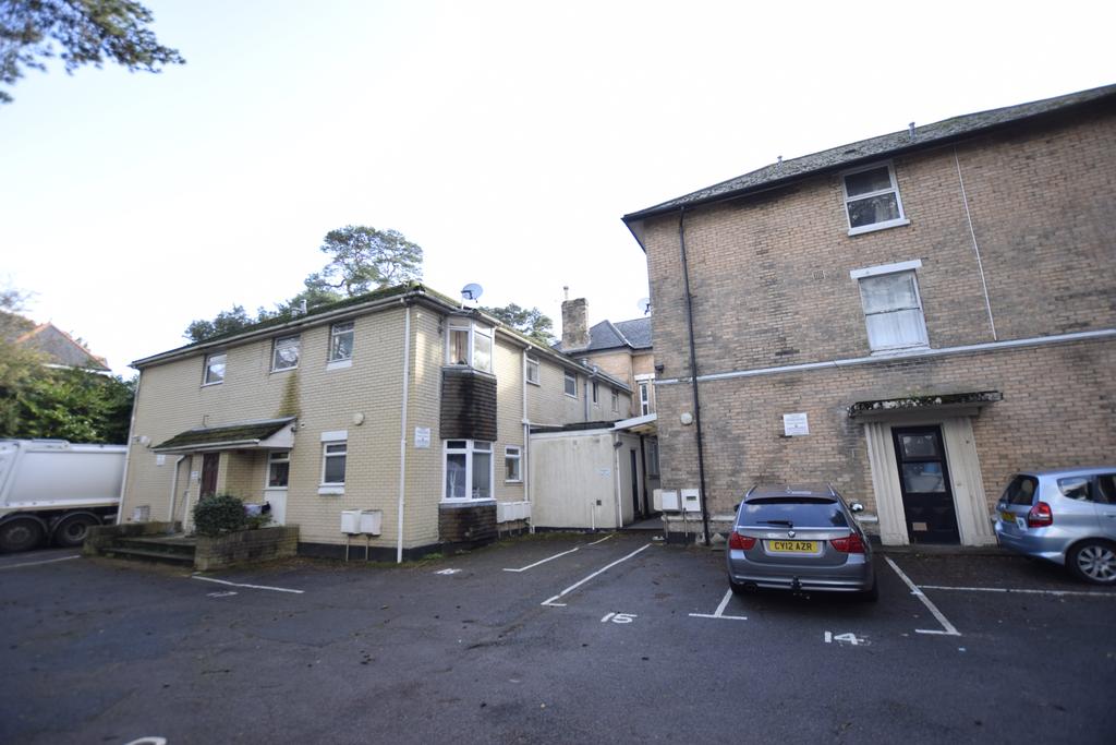 Manor Road, Bournemouth 4 bed flat £1,200 pcm (£277 pw)