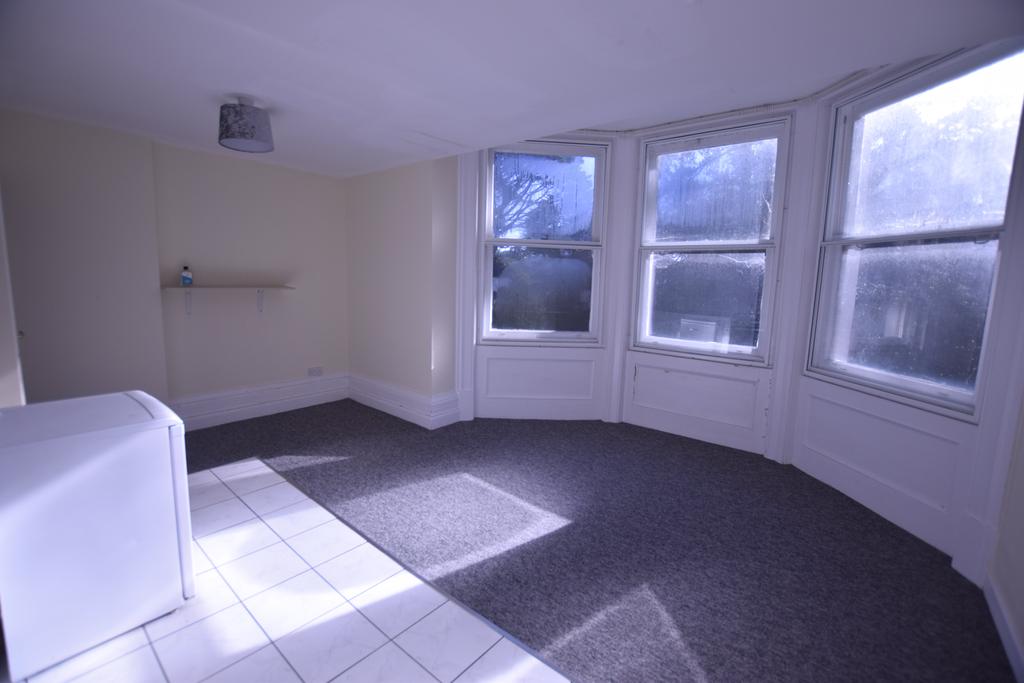 Manor Road, Bournemouth 4 bed flat £1,200 pcm (£277 pw)