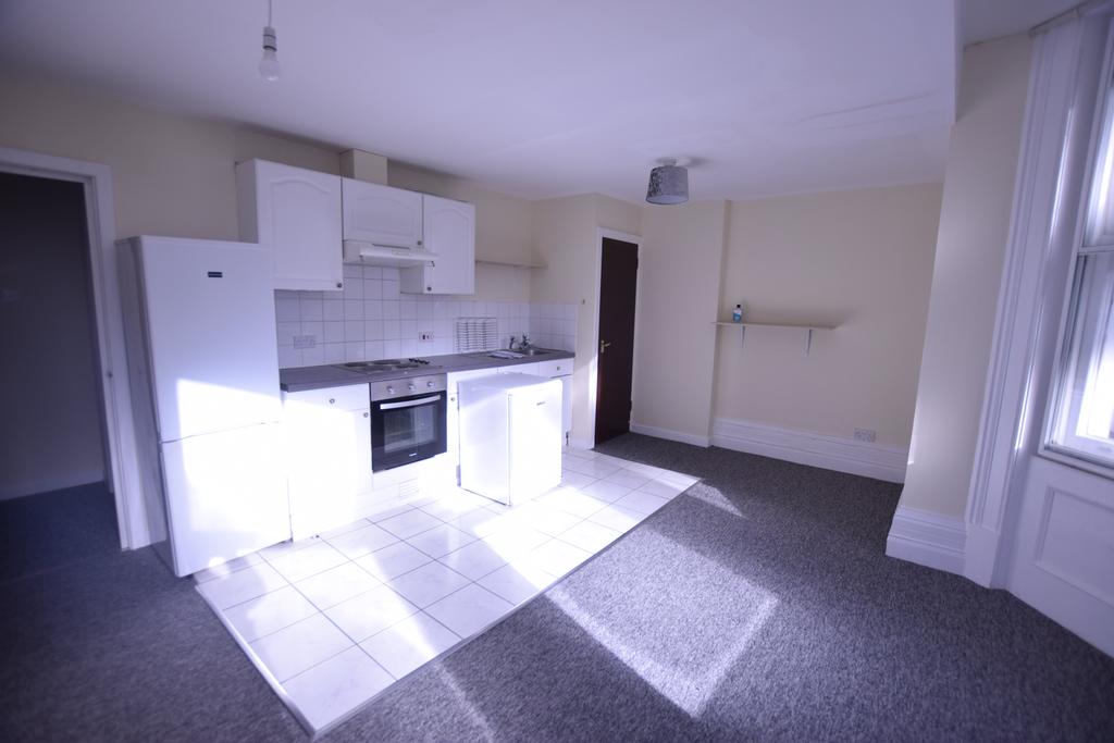 Manor Road, Bournemouth 4 bed flat £1,200 pcm (£277 pw)